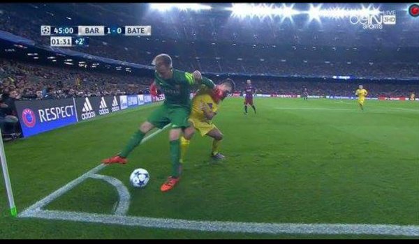 VIDEO: Pha lao ra cản phá bóng như Neuer của thủ thành Barca