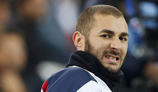 Gặp khủng hoàng, Benzema tính đường tới London