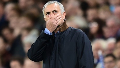 Bằng chứng khó cãi Mourinho lách luật ở trận thua Stoke