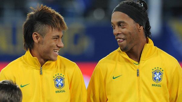 VIDEO: Sự giống nhau kỳ lạ giữa 2 siêu phẩm của Neymar và Ronaldinho
