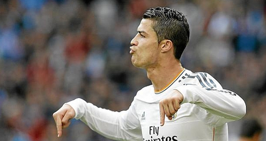 VIDEO: Nghi vấn Ronaldo đánh cùi trỏ vào mặt cầu thủ Sevilla