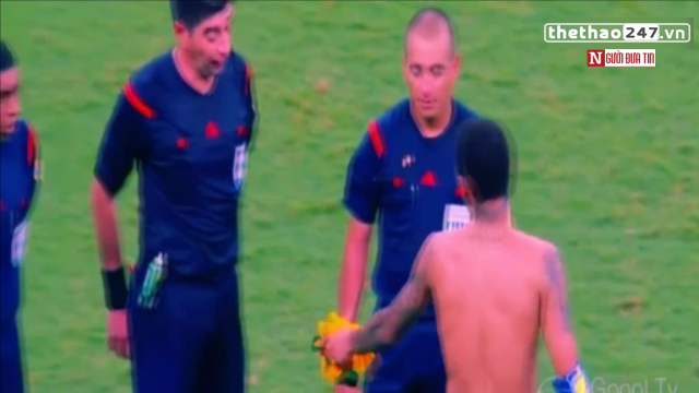 VIDEO: Neymar tẽn tò bị trọng tài từ chối khi tặng áo đấu