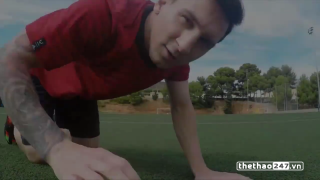VIDEO: Messi trổ tài sút bóng chuẩn xác từ khoảng cách không tưởng