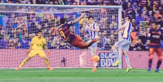 VIDEO: Luis Suarez volley dũng mãnh ghi bàn vào lưới Real Sociedad