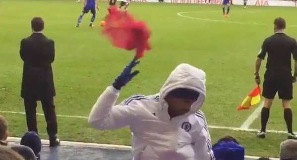 VIDEO: Diego Costa ném áo bib và phản ứng của HLV Mourinho