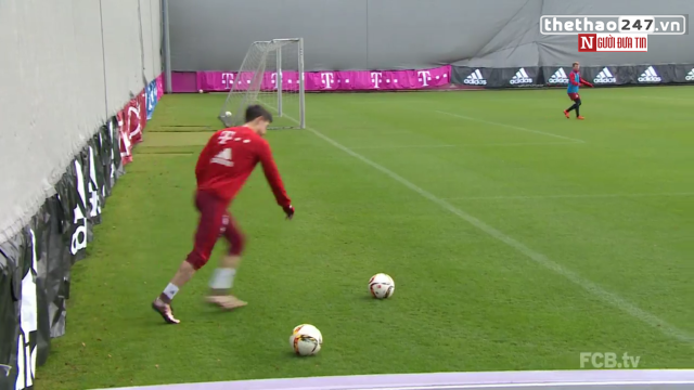 VIDEO: Lewandowski biểu diễn kỹ thuật siêu đẳng trên sân tập Bayern