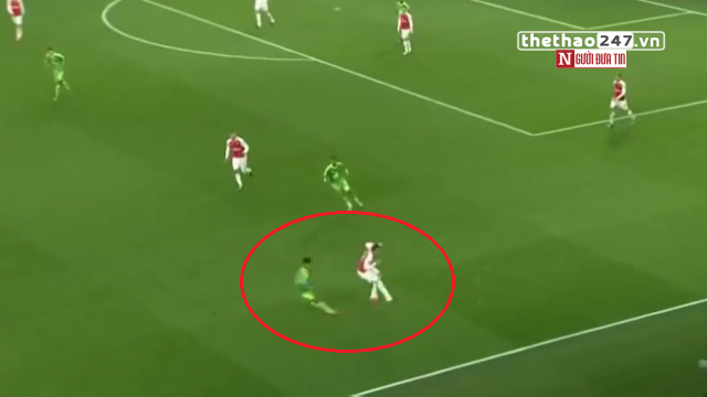VIDEO: Pha qua người đầy ngẫu hứng của Ozil trước cầu thủ Sunderland