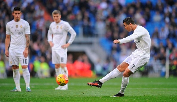 VIDEO: Ronaldo tái hiện cú sút phạt sở trường ở Champions League