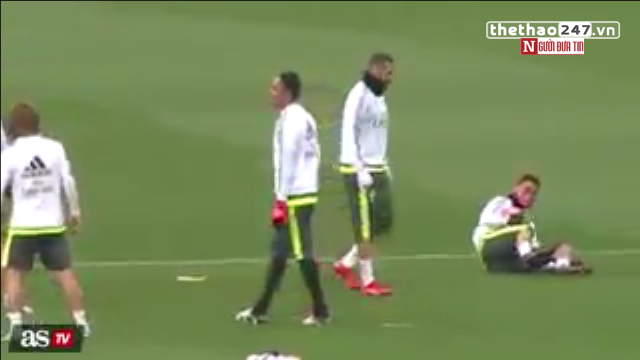 VIDEO: Cristiano Ronaldo giả vờ chấn thương khi tập luyện