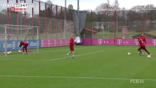 VIDEO: Thomas Muller chổng mông làm bia cho đồng đội tập sút