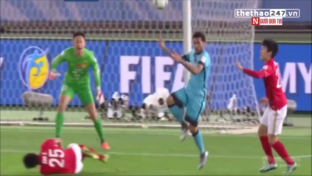 VIDEO: Cầu thủ Trung Quốc gãy gập chân vì Dani Alves