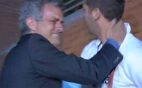 VIDEO: Màn chia tay đầy cảm xúc của HLV Mourinho khi rời Inter Milan