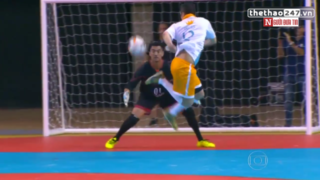 VIDEO: Huyền thoại Falcao trình diễn gắp bóng ghi bàn cực ảo trên sân Futsal