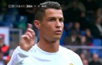 VIDEO: Ronaldo bất bình với thái độ cổ vũ của CĐV Real