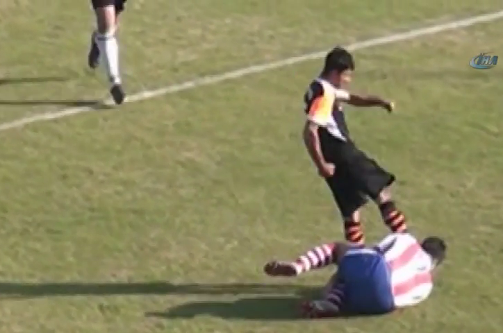 VIDEO: Cầu thủ sút thẳng vào mặt đối phương sau khi bị thẻ đỏ