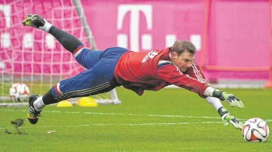 VIDEO: Neuer khiến đồng đội 'ngao ngán' trên sân tập Bayern