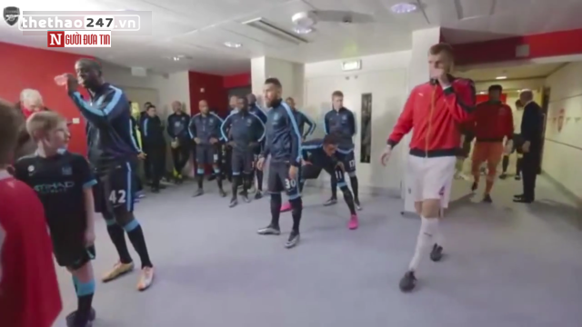 VIDEO: Hành động mất vệ sinh của Mertesacker với fan nhí Arsenal