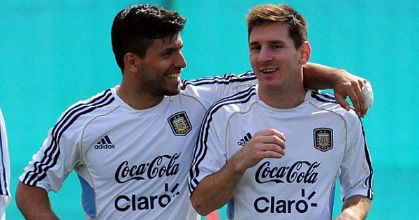 Sergio Aguero thuyết phục Lionel Messi về Man City