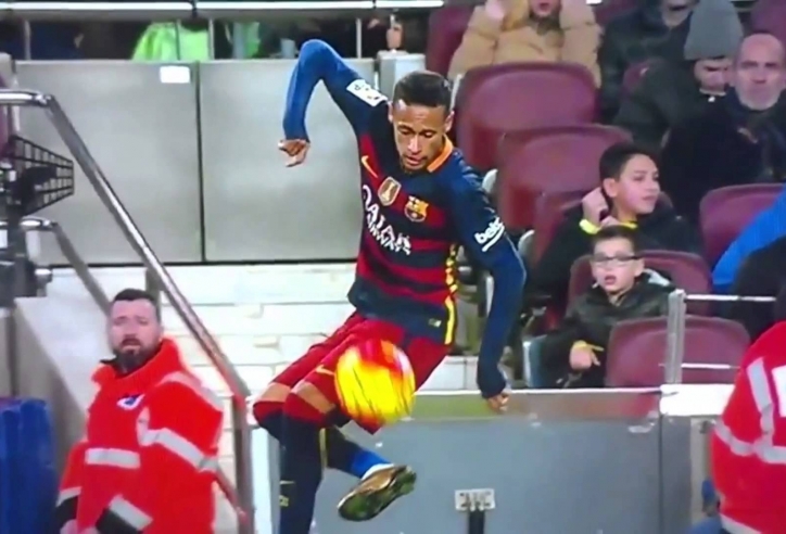VIDEO: Neymar tái hiện tuyệt kỹ khống chế bóng cực ảo trước Betis