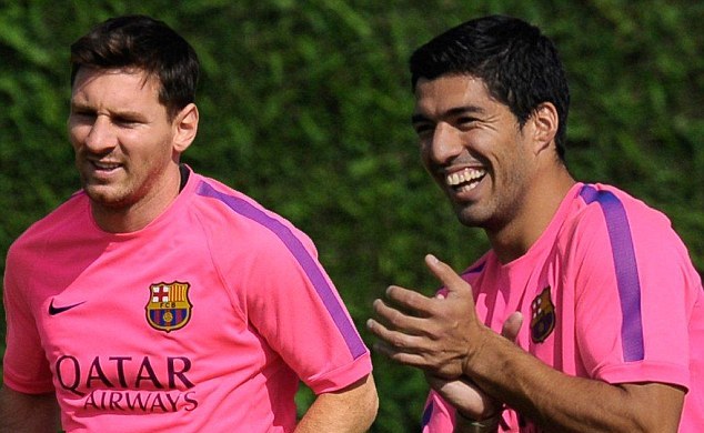 VIDEO: Đến lượt Suarez bị Messi xỏ háng trên sân tập Barca