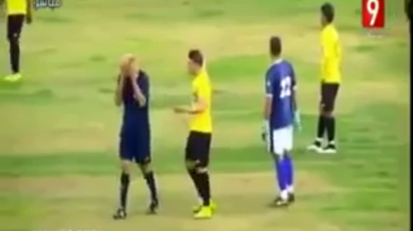 VIDEO: Trọng tài khóc nức nở trên sân vì bị CĐV đối phương xỉ nhục mẹ