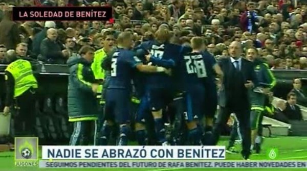 VIDEO: Cầu thủ Real bỏ mặc Benitez khi ăn mừng bàn thắng vào lưới Valencia