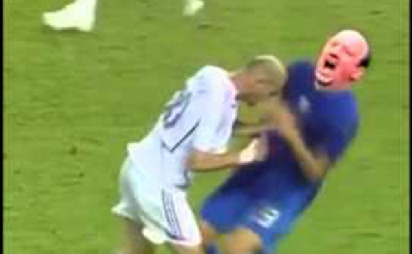 Video clip chế: Zidane hạ HLV Benitez bằng thiết đầu công