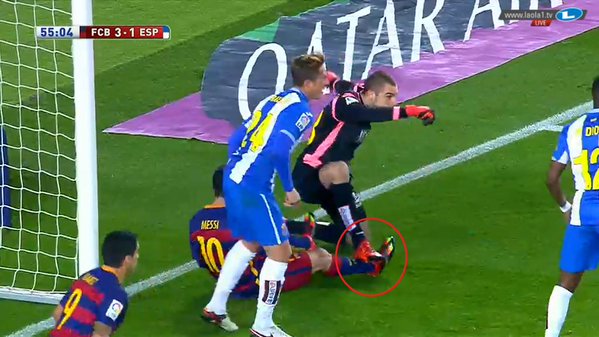 VIDEO: Pha chơi bóng thô bạo của thủ môn Espanyol với Messi
