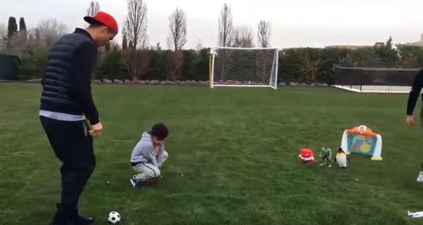 VIDEO: Bài tập sút phạt độc đáo của Ronaldo và con trai