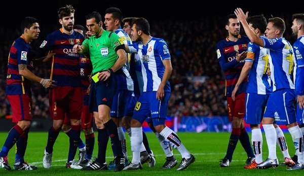 Luis Suarez dính án treo giò, Barca quyết kháng cáo