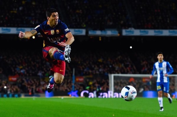 VIDEO: Luis Suarez tái hiện pha bỏ lỡ kinh điển của Torres trước Granada