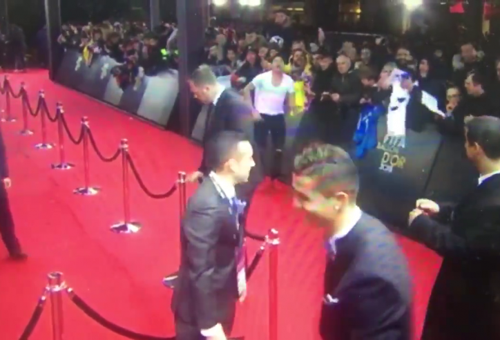 VIDEO: Fan cuồng khiến Ronaldo bất ngờ ở gala QBV 2015
