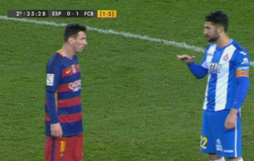 VIDEO: Messi và đội trưởng Espanyol đấu khẩu ngay trên sân