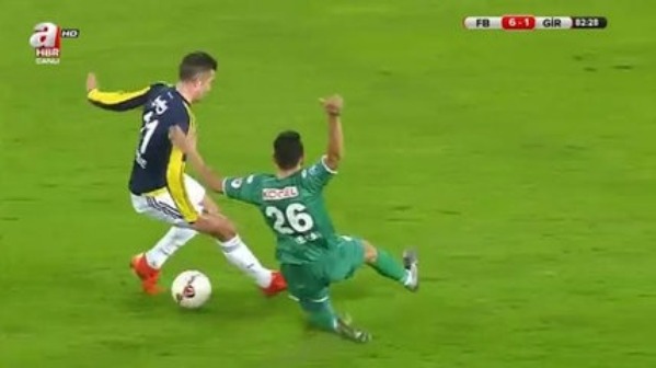 VIDEO: Xem Van Persie hành hạ hậu vệ và thủ môn đối phương