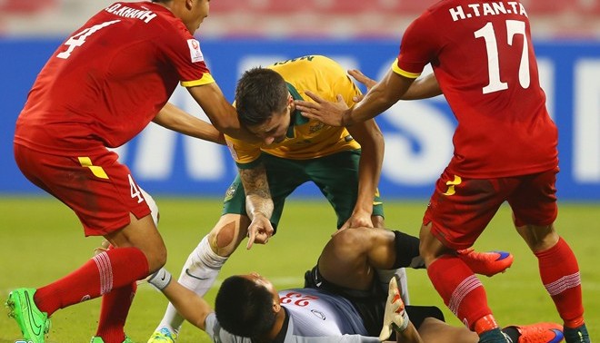 VIDEO: Thủ thành Minh Long bị cầu thủ Australia 'dằn mặt' vì chơi lăn xả