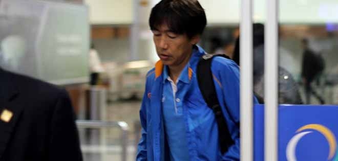 HLV Miura từ chối trả lời báo chí khi về tới Hà Nội