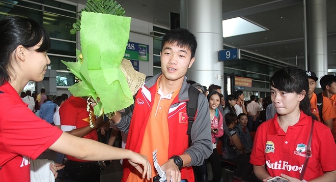 VIDEO: U23 Việt Nam về nước trong sự chào đón của người hâm mộ