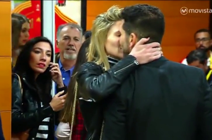 VIDEO: Diego Simeone hôn đắm đuối fan nữ xinh đẹp