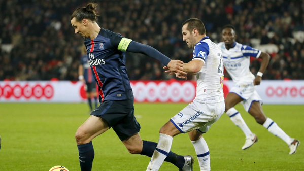 VIDEO: Pha tâng bóng như trêu ngươi hàng thủ đối phương của Ibrahimovic