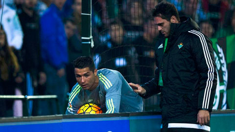 Ronaldo bị CĐV Betis nhổ nước bọt
