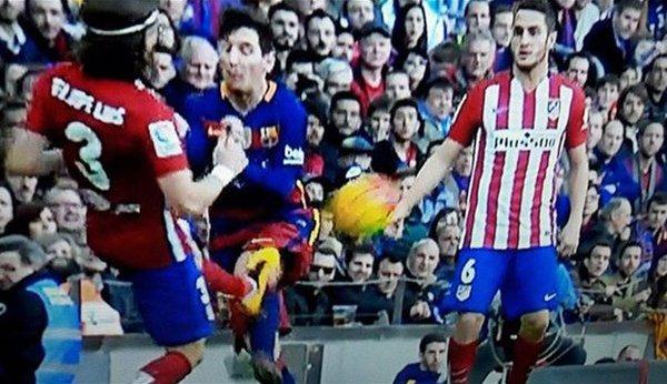 VIDEO: Pha vào bóng kinh hoàng của Filipe Luis với Messi