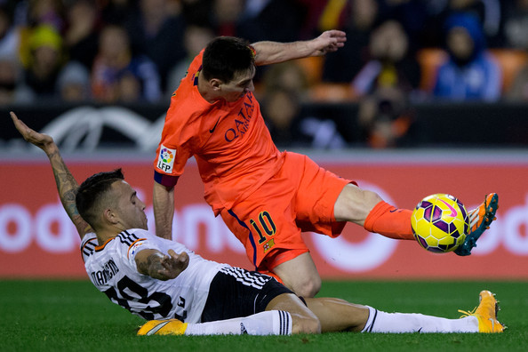 VIDEO: Cầu thủ chuyên lấy bóng trong chân của Messi, Ronaldo, Neymar...