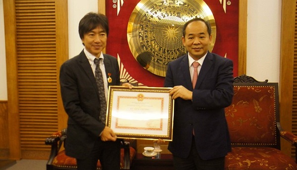 Điểm tin tối 4/2: HLV Miura nhận kỷ niệm chương, Công Phượng trục trặc visa
