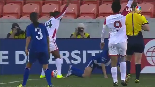 VIDEO: Nữ cầu thủ bị thổi penalty ngớ ngẩn nhất của năm