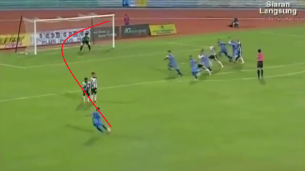 VIDEO: Cầu thủ Malaysia sút phạt 'siêu ảo' theo phong cách Roberto Carlos