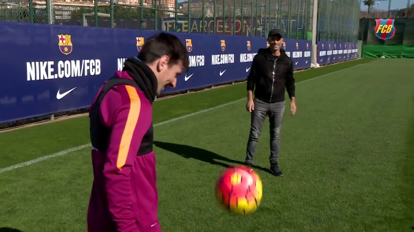 VIDEO: Messi trổ tài ghi bàn từ góc sút không tưởng