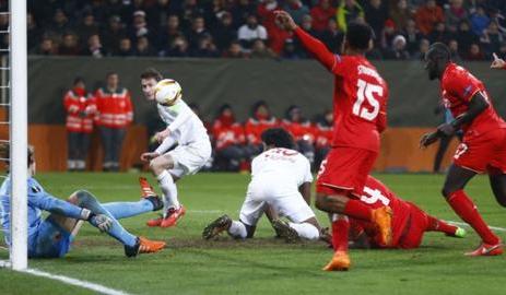 Liverpool vs Augsburg (0-0), 1h 26/2: Đặt chân đến hiểm địa