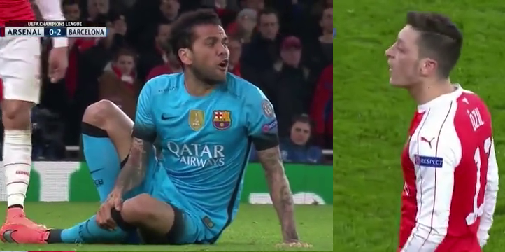 VIDEO: Tình huống va chạm khiến Dani Alves và Ozil chửi nhau ngay trên sân
