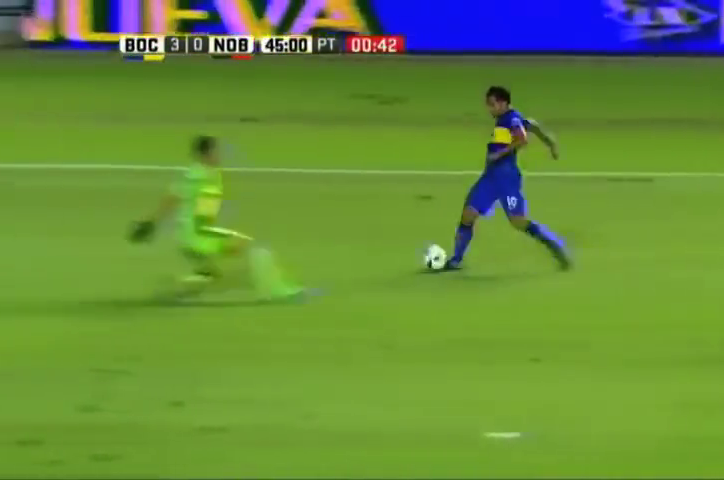 VIDEO: Tevez đi bóng làm vỡ quai hàm thủ môn đối phương