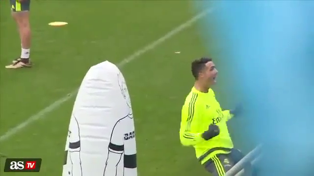 VIDEO: Ronaldo phát cuồng khi xỏ háng đồng đội trên sân tập